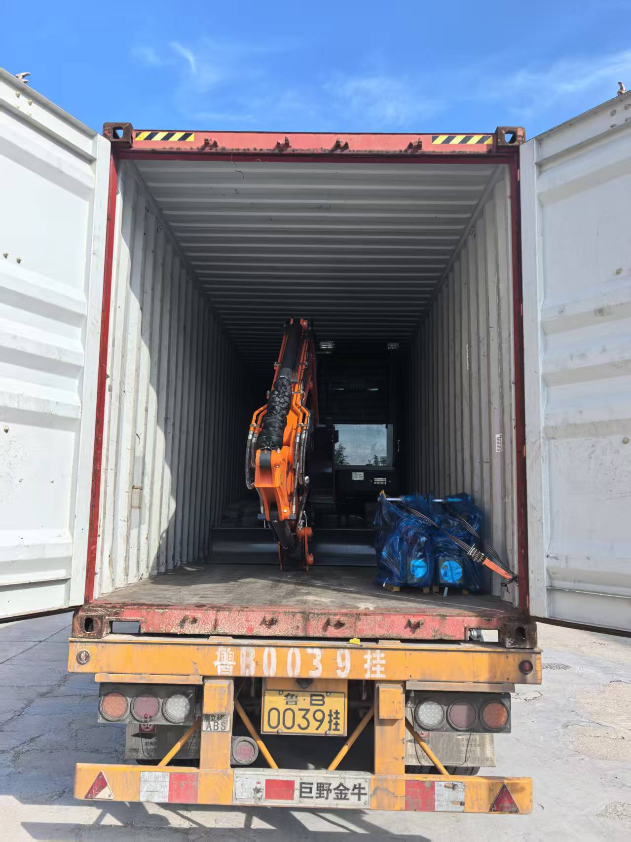 Dva bagra 6,5T sta bila odposlana