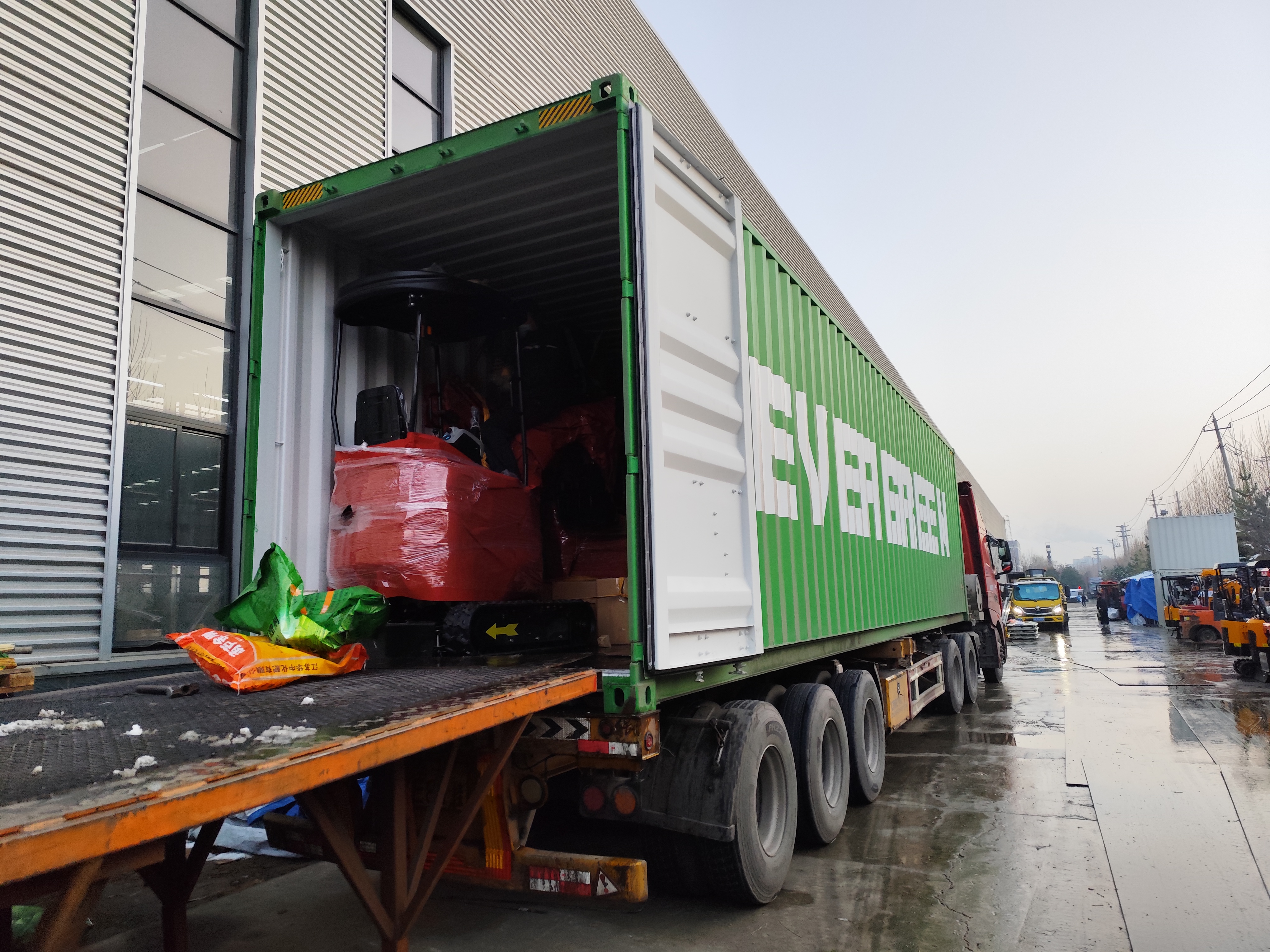 Proizvodnja mini bagra za francoskega kupca zaključena in poslana