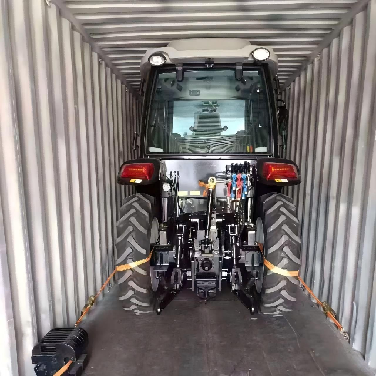 Traktor s 50 KM, prilagojen za panamskega kupca, je bil dostavljen.