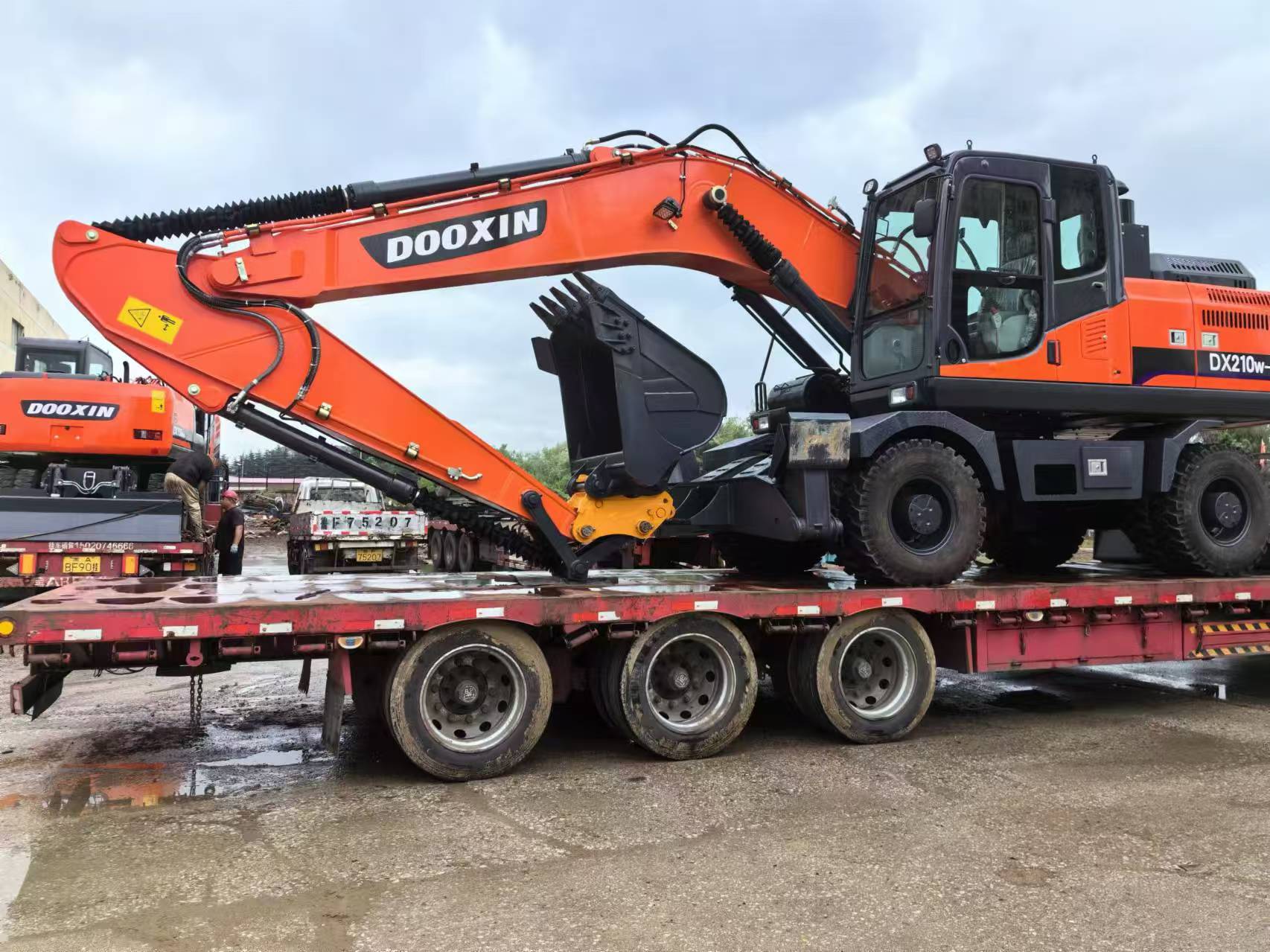 Bager na kolesih DX210 se izvaža v serijah v Afriko